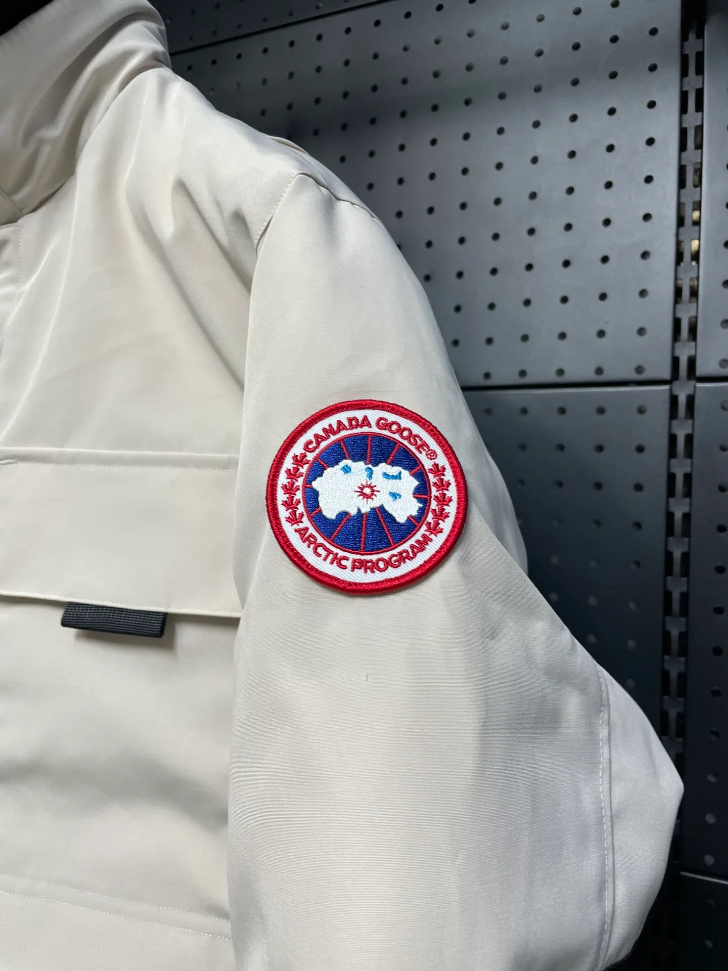 P800 forester men's new model black 24 models Canada Goose (Canada Goose) Men's model xs-xxl The highest version on the market! 🔥 Recommendation of single product for autumn and winter hard goods # Produced by OEM canada goose # The Canadian brand canada goose has always been recognized as the warmest down jacket, and its existence can often be seen in the winter street photos of various celebrities. I make Canada Goose every year, but I still can’t get rid of my love for it. No matter how cold the weather is, there’s no need to be afraid! Because this year, as always, we will provide you with ruthless goods and prepare large quantities of goods. I believe that the market has become a bit chaotic, but we are not afraid. Only good things are competitive, not comparing prices! No one is stupid enough to quote a high price and send old customers away! Look at price in the short term and quality in the long term! If you care about quality, please respect its price! If what you want is cheap, please don't expect good quality! You get what you pay for, this is the rule of the market! We really value quality. It is only worn by the one who understands you! Filling content: 90 international standard duck down! I won’t say much more, everyone sells their own goods! Regarding the down content, you can feel it with your hands. There is nothing wrong with good down. Another customer said that the clothes are very light, but the ones on the market are very heavy. For us insiders, adding some filament to the clothes will make them look bulging and heavy. But we won't do that! 🔥Pure original fidelity! 🔥Everyone who has been cooperating with us in the past few years knows that the large-scale wholesale market products are incomparable to us. You are welcome to visit the brick cabinet and then come to my home to buy! It is the legendary warmest down jacket. A goose and a single layer of clothing can withstand minus 20 degrees Celsius! Known as a must-have for Arctic outdoor sports! The most popular down jacket in the world, celebrities are rushing to buy it, it is a must-have!